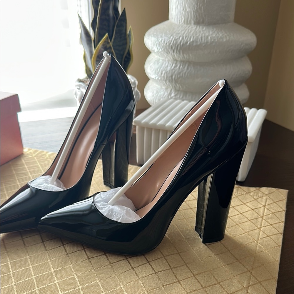 Elegant Black and White Heels - Picture 3 of 4